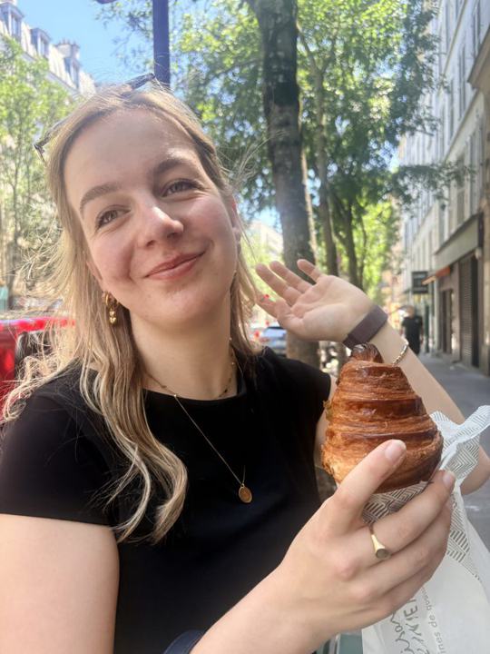 Lotte met een croissant in Parijs